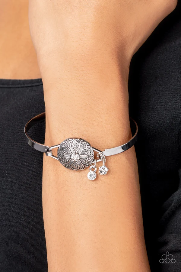 Fleur de Prairie - White  Bracelet